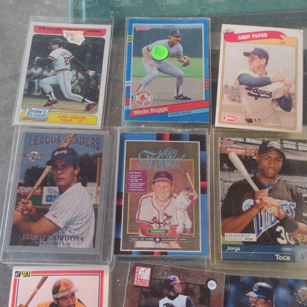Assorted Baseball Trading Cards Collection - Picture 6 of 7